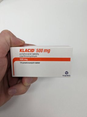 Prag, Çek Cumhuriyeti 23 Mayıs 2023: Eczane - Klacid antibiyotik ilacı yumuşak odaklı arka planda bir masanın üzerinde duran bir kutuda ilaç şeklinde bulunuyor. Clarithromycin