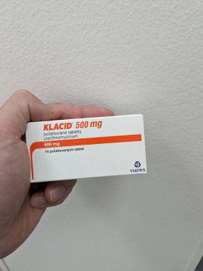 Prag, Çek Cumhuriyeti 23 Mayıs 2023: Eczane - Klacid antibiyotik ilacı yumuşak odaklı arka planda bir masanın üzerinde duran bir kutuda ilaç şeklinde bulunuyor. Clarithromycin