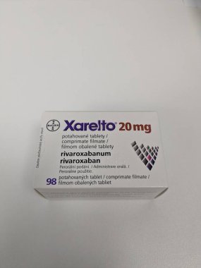Prag, Çek Cumhuriyeti - 22 Mayıs 2023. Xarelto, Bayer Sağlık 'ın felç ve kan pıhtısını azaltmak için ilaç..