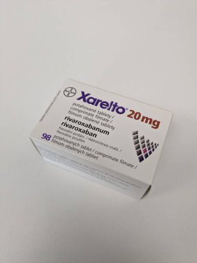 Prag, Çek Cumhuriyeti - 22 Mayıs 2023. Xarelto, Bayer Sağlık 'ın felç ve kan pıhtısını azaltmak için ilaç..
