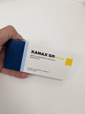 Prag, Çek Cumhuriyeti 23 Mayıs 2023: Aktif madde olan Xanax hapları Alprazolam, endişe verici anti-depresan ilaç tedavisi ilaçları, suistimal için popüler bir uyuşturucudur ve sokak değerine sahiptir.