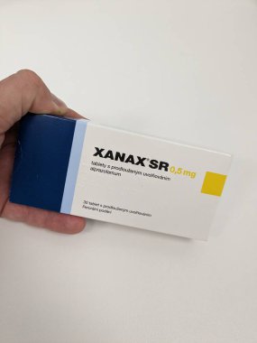 Prag, Çek Cumhuriyeti 23 Mayıs 2023: Aktif madde olan Xanax hapları Alprazolam, endişe verici anti-depresan ilaç tedavisi ilaçları, suistimal için popüler bir uyuşturucudur ve sokak değerine sahiptir.