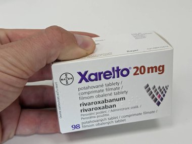 Prag, Çek Cumhuriyeti - 22 Mayıs 2023. Xarelto, Bayer Sağlık 'ın felç ve kan pıhtısını azaltmak için ilaç..
