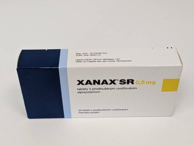 Prag, Çek Cumhuriyeti 23 Mayıs 2023: Aktif madde olan Xanax hapları Alprazolam, endişe verici anti-depresan ilaç tedavisi ilaçları, suistimal için popüler bir uyuşturucudur ve sokak değerine sahiptir.