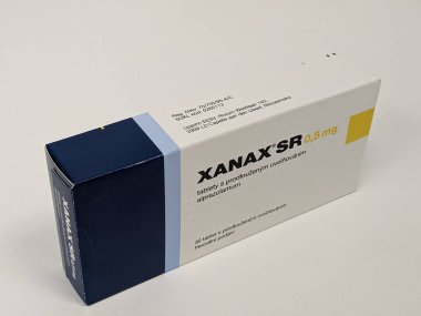 Prag, Çek Cumhuriyeti 23 Mayıs 2023: Aktif madde olan Xanax hapları Alprazolam, endişe verici anti-depresan ilaç tedavisi ilaçları, suistimal için popüler bir uyuşturucudur ve sokak değerine sahiptir.