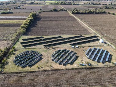 Güneş panelleri dairesi ve günbatımı. Yenilenebilir teknolojinin panorama manzarası. Yeşil anlaşma temiz enerji. Enerji dağıtımı, elektrik santrali, enerji iletimi, yüksek voltaj konsepti