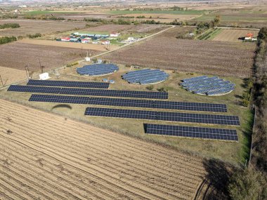 Güneş panelleri dairesi ve günbatımı. Yenilenebilir teknolojinin panorama manzarası. Yeşil anlaşma temiz enerji. Enerji dağıtımı, elektrik santrali, enerji iletimi, yüksek voltaj konsepti