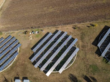 Güneş panelleri dairesi ve günbatımı. Yenilenebilir teknolojinin panorama manzarası. Yeşil anlaşma temiz enerji. Enerji dağıtımı, elektrik santrali, enerji iletimi, yüksek voltaj konsepti