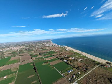 Paralia 'da, Pieria bölge birimi Yunanistan' ın doğu kesimindeki bir turistik sahil yerleşkesi, Yunan sahil şeridi ve kumlu plajların hava manzarası, Selanik bölgesi