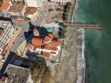 Paralia, Pieria bölge birimi Yunanistan 'ın doğu kesimine bağlı bir turistik sahil yerleşkesi ve Yunanistan' ın kıyı şeridi ve kumlu plajlarının hava manzarası.