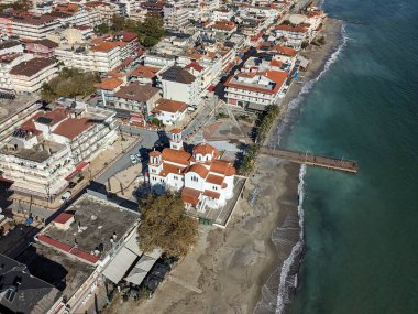 Paralia, Pieria bölge birimi Yunanistan 'ın doğu kesimine bağlı bir turistik sahil yerleşkesi ve Yunanistan' ın kıyı şeridi ve kumlu plajlarının hava manzarası.