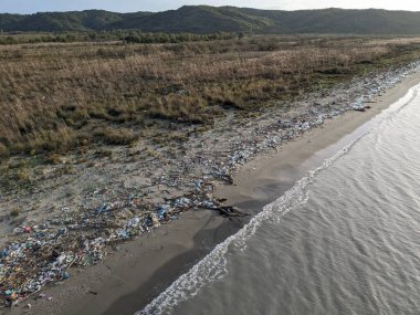 Arnavutluk 'ta belirgin bir manzaranın hava manzarası dramatik bir manzara, tarihi mimari ve yukarıdan ele geçirilen Akdeniz Balkan manzarasını gösteriyor