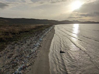 Arnavutluk 'ta belirgin bir manzaranın hava manzarası dramatik bir manzara, tarihi mimari ve yukarıdan ele geçirilen Akdeniz Balkan manzarasını gösteriyor