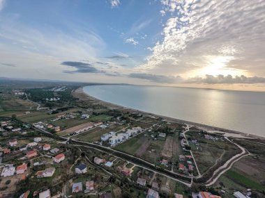 Arnavutluk 'ta belirgin bir manzaranın hava manzarası dramatik bir manzara, tarihi mimari ve yukarıdan ele geçirilen Akdeniz Balkan manzarasını gösteriyor