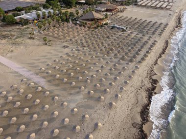 Arnavutluk 'ta belirgin bir manzaranın hava manzarası dramatik bir manzara, tarihi mimari ve yukarıdan ele geçirilen Akdeniz Balkan manzarasını gösteriyor