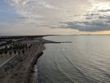 Arnavutluk 'ta belirgin bir manzaranın hava manzarası dramatik bir manzara, tarihi mimari ve yukarıdan ele geçirilen Akdeniz Balkan manzarasını gösteriyor
