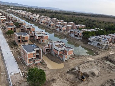 Albanya kıyılarında kitlesel turizm, Sarande yakınlarında yeni inşa edilen ekipmanlar.