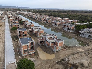 Albanya kıyılarında kitlesel turizm, Sarande yakınlarında yeni inşa edilen ekipmanlar.