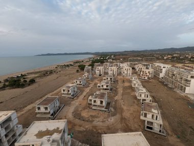 Albanya kıyılarında kitlesel turizm, Sarande yakınlarında yeni inşa edilen ekipmanlar.