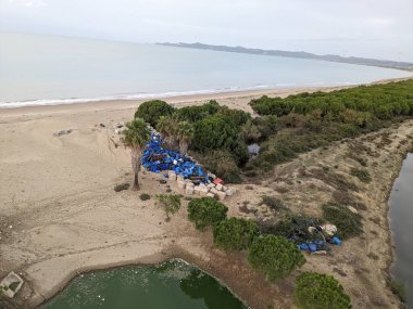Denize sızan zehirli atık alanları çevresel kirlilik ve kirlilik risklerini göstermektedir..