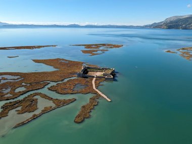 Arnavutluk 'ta belirgin bir manzaranın hava manzarası dramatik bir manzara, tarihi mimari ve yukarıdan ele geçirilen Akdeniz Balkan manzarasını gösteriyor