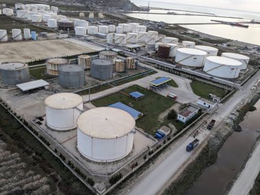 Petrol ürünleri ve gaz için depolama tanklarının yer aldığı bir petrol rafinerisinin hava manzarası, sanayi altyapısını gösteriyor.