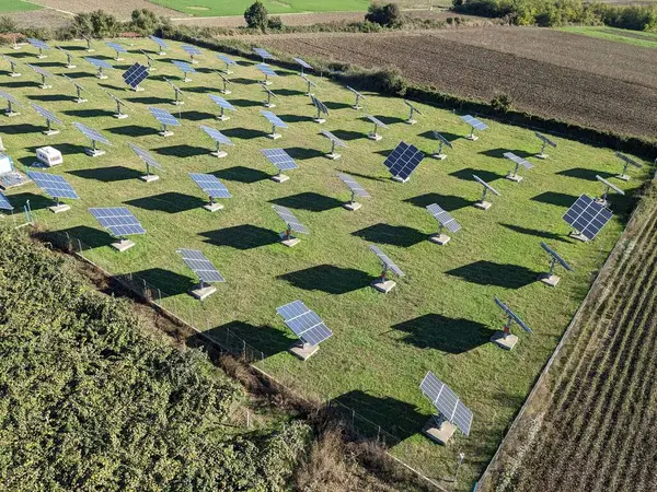 Güneş panelleri dairesi ve günbatımı. Yenilenebilir teknolojinin panorama manzarası. Yeşil anlaşma temiz enerji. Enerji dağıtımı, elektrik santrali, enerji iletimi, yüksek voltaj konsepti