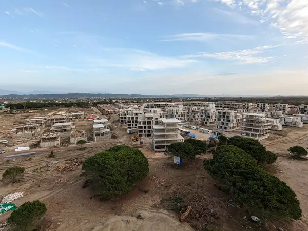 Albanya kıyılarında kitlesel turizm, Sarande yakınlarında yeni inşa edilen ekipmanlar.