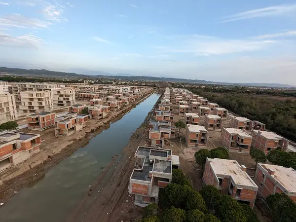 Albanya kıyılarında kitlesel turizm, Sarande yakınlarında yeni inşa edilen ekipmanlar.