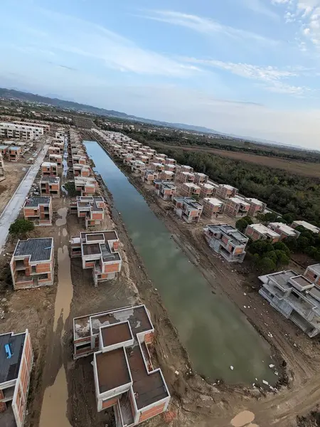 Albanya kıyılarında kitlesel turizm, Sarande yakınlarında yeni inşa edilen ekipmanlar.