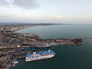 Durres Arnavutluk 'un batısında Adriyatik Denizi kıyısında bir liman kentidir, sahil kenti, hava manzarası, şehir manzarası, Arnavutluk ve Avrupa