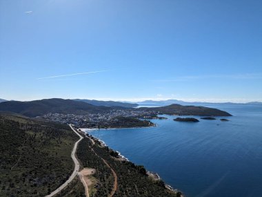 Sarande kasabası Arnavutluk, İyon Denizi kıyıları çarpıcı manzaraları ve canlı atmosferiyle ünlüdür. Şehrin manzarası turkuaz suların, kumlu sahillerin muhteşem bir karışımını ortaya koyuyor.