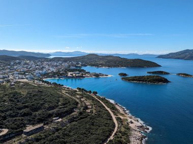 Sarande kasabası Arnavutluk, İyon Denizi kıyıları çarpıcı manzaraları ve canlı atmosferiyle ünlüdür. Şehrin manzarası turkuaz suların, kumlu sahillerin muhteşem bir karışımını ortaya koyuyor.