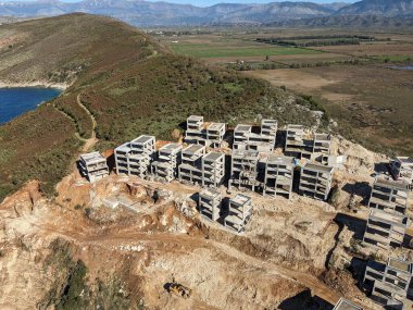 Albanya kıyılarında kitlesel turizm, Sarande yakınlarında yeni inşa edilen ekipmanlar.