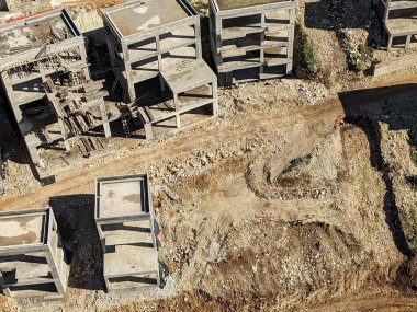 Albanya kıyılarında kitlesel turizm, Sarande yakınlarında yeni inşa edilen ekipmanlar.