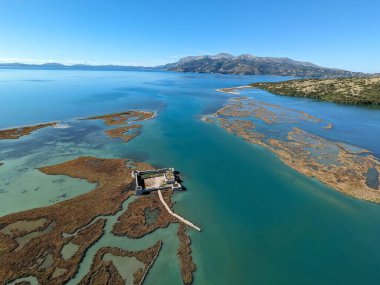 Arnavutluk 'ta belirgin bir manzaranın hava manzarası dramatik bir manzara, tarihi mimari ve yukarıdan ele geçirilen Akdeniz Balkan manzarasını gösteriyor