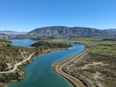 Arnavutluk 'ta belirgin bir manzaranın hava manzarası dramatik bir manzara, tarihi mimari ve yukarıdan ele geçirilen Akdeniz Balkan manzarasını gösteriyor