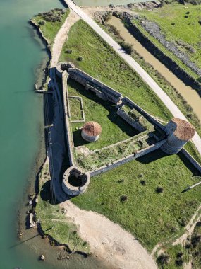 Arnavutluk 'ta belirgin bir manzaranın hava manzarası dramatik bir manzara, tarihi mimari ve yukarıdan ele geçirilen Akdeniz Balkan manzarasını gösteriyor
