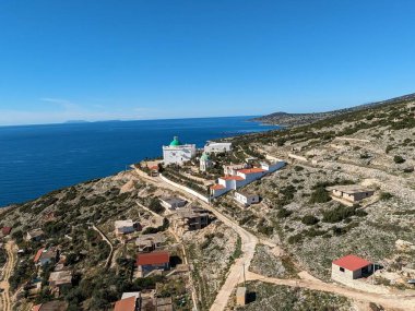 Sarande kasabası Arnavutluk, İyon Denizi kıyıları çarpıcı manzaraları ve canlı atmosferiyle ünlüdür. Şehrin manzarası turkuaz suların, kumlu sahillerin muhteşem bir karışımını ortaya koyuyor.
