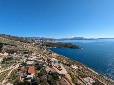 Saranda yakınlarında deniz manzarası, plajlar ve dağlar. Arnavutluk Hava Fotoğrafçılığı. İyon Denizi. Arnavut Rivierası. Bir İHA 'dan ateş açıldı Sarande.Arnavutluk kıyı-Balkan ülkesi