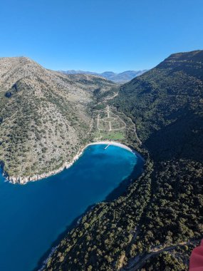 Saranda yakınlarında deniz manzarası, plajlar ve dağlar. Arnavutluk Hava Fotoğrafçılığı. İyon Denizi. Arnavut Rivierası. Bir İHA 'dan ateş açıldı Sarande.Arnavutluk kıyı-Balkan ülkesi