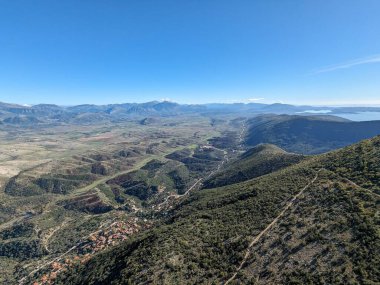 Arnavutluk 'un Saranda-havacılık manzarası yakınlarındaki Arnavut dağları Arnavutluk Hava Fotoğrafçılığına bakıyor. İyon Denizi. Arnavut Rivierası. İnsansız hava aracı Sarande 'den ateş edildi. Arnavutluk kıyı-Balkan ülkesi. Yürüyüşçüler cenneti.
