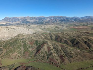 Arnavutluk 'un Saranda-havacılık manzarası yakınlarındaki Arnavut dağları Arnavutluk Hava Fotoğrafçılığına bakıyor. İyon Denizi. Arnavut Rivierası. İnsansız hava aracı Sarande 'den ateş edildi. Arnavutluk kıyı-Balkan ülkesi. Yürüyüşçüler cenneti.