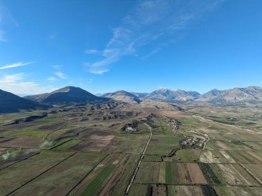 Arnavutluk 'un Saranda-havacılık manzarası yakınlarındaki Arnavut dağları Arnavutluk Hava Fotoğrafçılığına bakıyor. İyon Denizi. Arnavut Rivierası. İnsansız hava aracı Sarande 'den ateş edildi. Arnavutluk kıyı-Balkan ülkesi. Yürüyüşçüler cenneti.