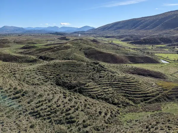 Arnavutluk 'un Saranda-havacılık manzarası yakınlarındaki Arnavut dağları Arnavutluk Hava Fotoğrafçılığına bakıyor. İyon Denizi. Arnavut Rivierası. İnsansız hava aracı Sarande 'den ateş edildi. Arnavutluk kıyı-Balkan ülkesi. Yürüyüşçüler cenneti.