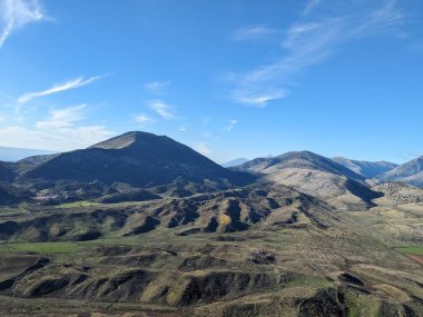 Arnavutluk 'un Saranda-havacılık manzarası yakınlarındaki Arnavut dağları Arnavutluk Hava Fotoğrafçılığına bakıyor. İyon Denizi. Arnavut Rivierası. İnsansız hava aracı Sarande 'den ateş edildi. Arnavutluk kıyı-Balkan ülkesi. Yürüyüşçüler cenneti.