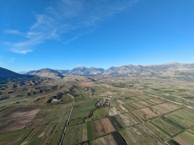 Arnavutluk 'un Saranda-havacılık manzarası yakınlarındaki Arnavut dağları Arnavutluk Hava Fotoğrafçılığına bakıyor. İyon Denizi. Arnavut Rivierası. İnsansız hava aracı Sarande 'den ateş edildi. Arnavutluk kıyı-Balkan ülkesi. Yürüyüşçüler cenneti.