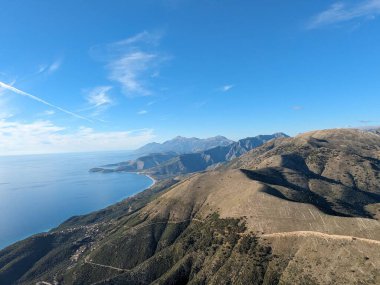 Arnavutluk 'un Saranda-havacılık manzarası yakınlarındaki Arnavut dağları Arnavutluk Hava Fotoğrafçılığına bakıyor. İyon Denizi. Arnavut Rivierası. İnsansız hava aracı Sarande 'den ateş edildi. Arnavutluk kıyı-Balkan ülkesi. Yürüyüşçüler cenneti.