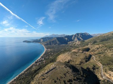 Arnavutluk 'un Saranda-havacılık manzarası yakınlarındaki Arnavut dağları Arnavutluk Hava Fotoğrafçılığına bakıyor. İyon Denizi. Arnavut Rivierası. İnsansız hava aracı Sarande 'den ateş edildi. Arnavutluk kıyı-Balkan ülkesi. Yürüyüşçüler cenneti.