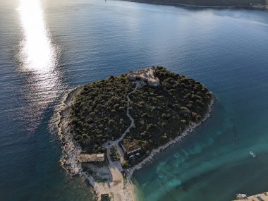 Arnavutluk 'ta belirgin bir manzaranın hava manzarası dramatik bir manzara, tarihi mimari ve yukarıdan ele geçirilen Akdeniz Balkan manzarasını gösteriyor